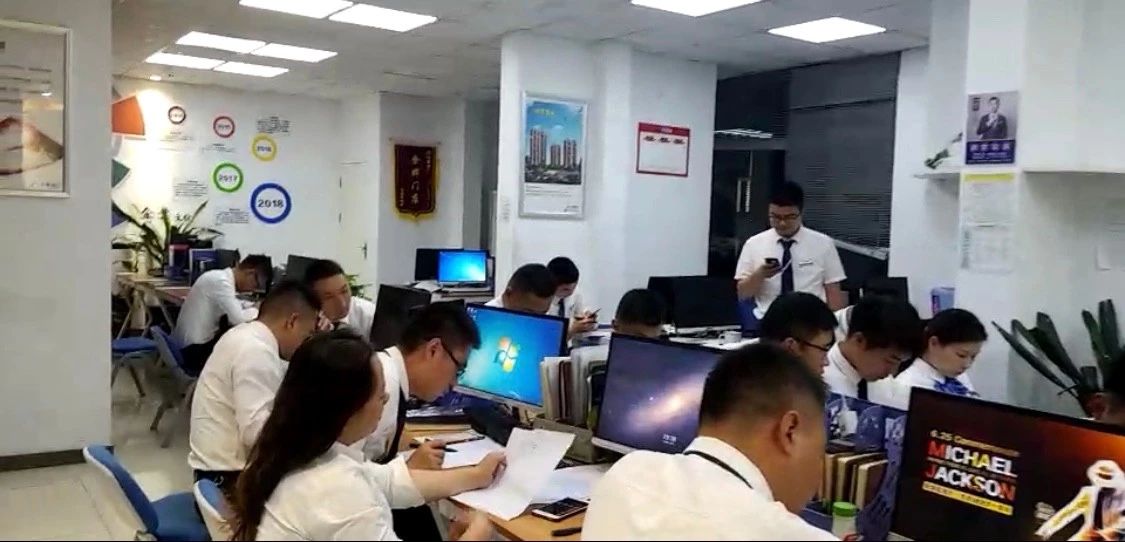 深夜十點(diǎn)的房產(chǎn)經(jīng)紀(jì)人在做什么？
